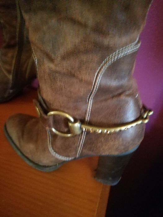 Botas de Senhora em pele com aplicação que pode usar ou não