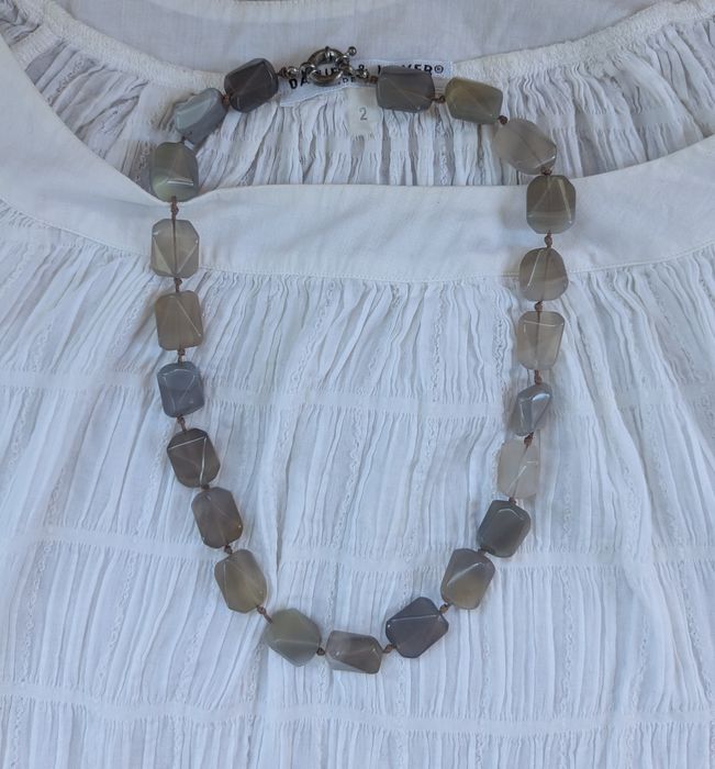 Елегантне намисто сірий агат. Бусы агат