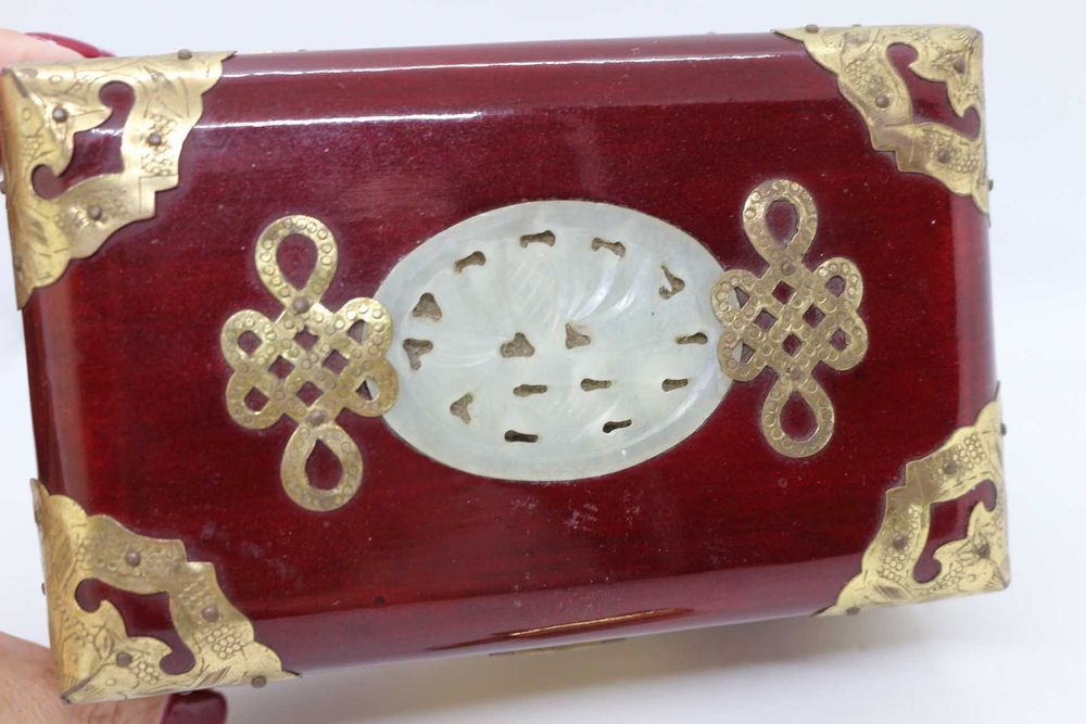 Caixa Chinesa Guarda Joias com Embutidos em Jade e Latão