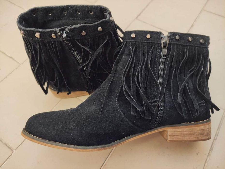 Botins pretos com franjas