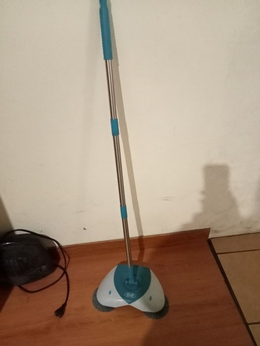 Vendo aspirador vertical marca Joca, e uma vassoura rotativa com pá.