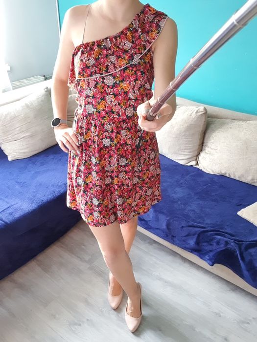 Letnia sukienka w kwiatki na jedno ramię