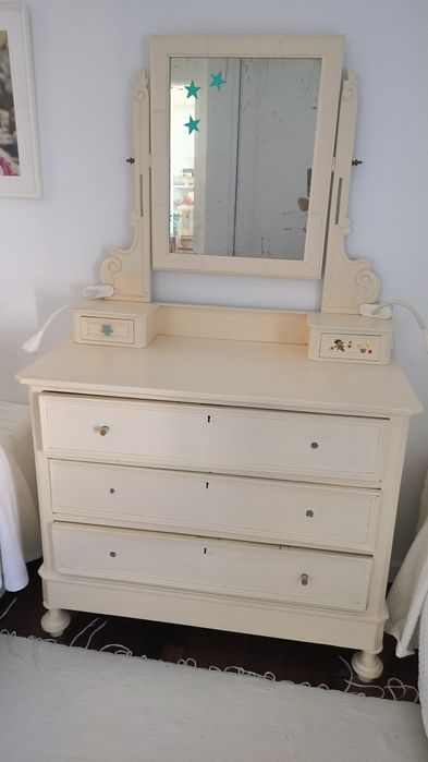 Cômoda com espelho – precisa de restauro