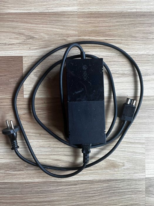 Xbox One + 6 Gier + Czerwony pad