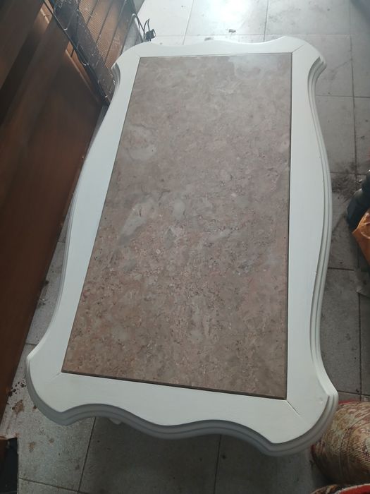 Mesa de centro com pedra marmore mede 92 x 53 x44