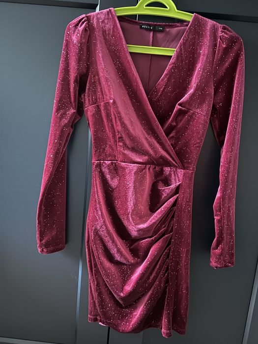 Welurowa burgundowa sukienka mini