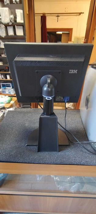 Cztery monitory komputerowe LG 19", IBM 17", Samsung 19", LG 19"