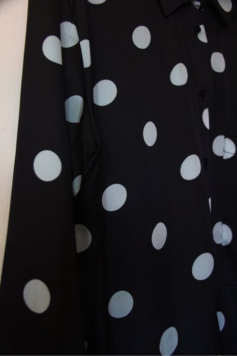 Camisa preta com bolinhas azuis da Zara XS