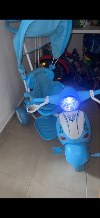 Triciclo com luzes e musica
