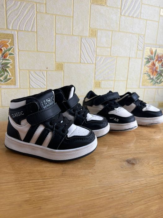 Кросівки та Хайтопи