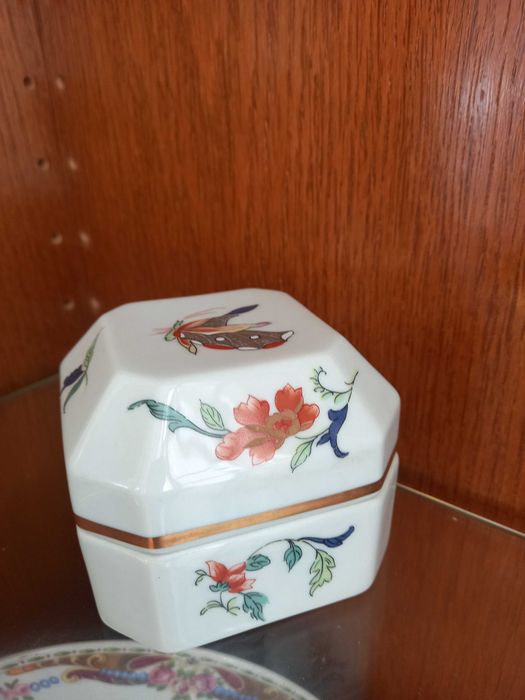 Vendo conjunto elegante de Bule e Prato em Porcelana Vizavi (estilo Limoges) e Vista Alegre