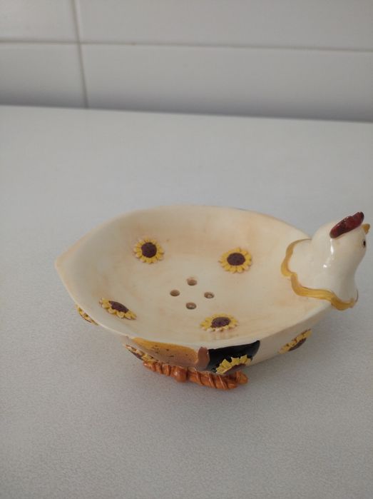 Peça de cerâmica em forma de galinha