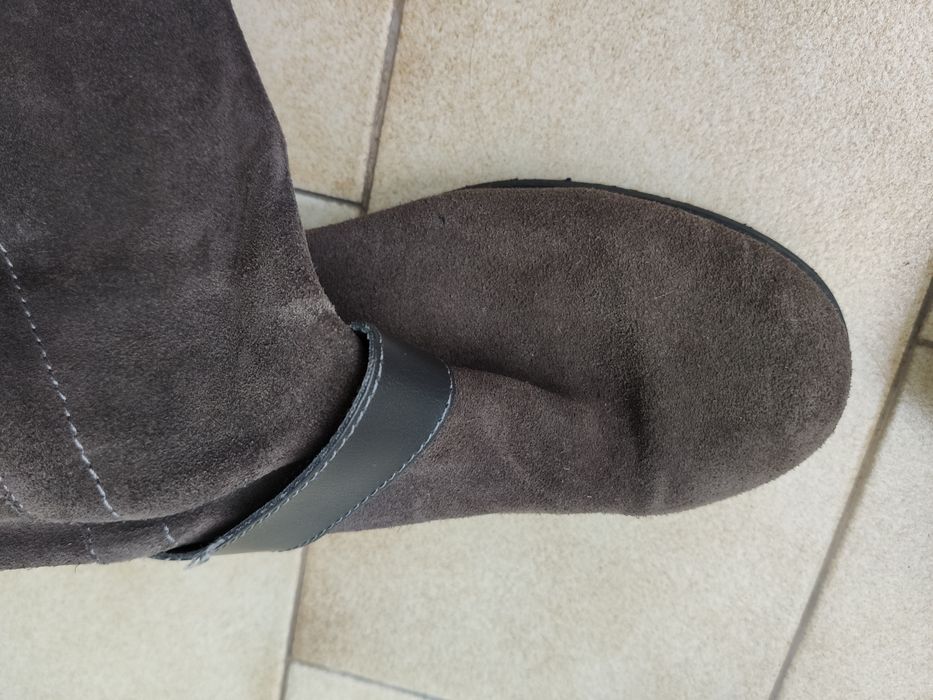 Botas cinza em pele croute