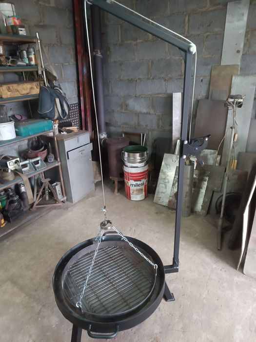 Grill z regulowanym rusztem