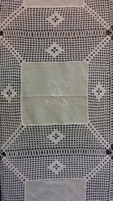 Toalha de Linho bordada à mão e crochet