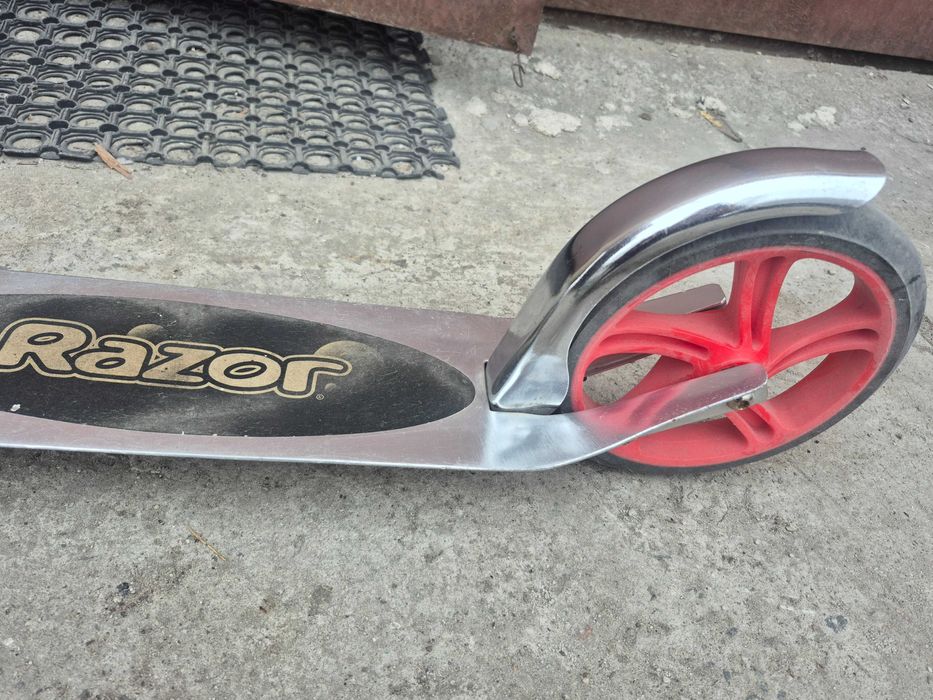 Продам самокат Razor