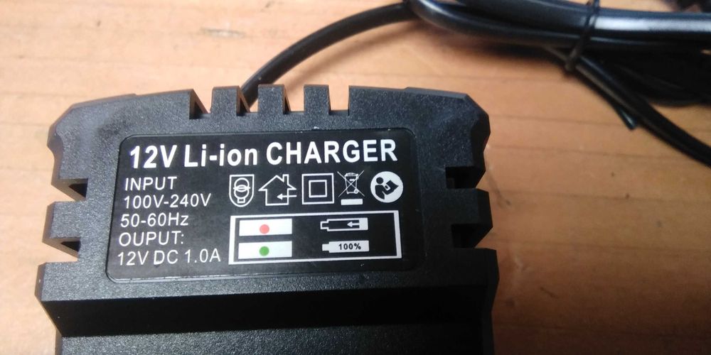 Carregadores novos 220 voltes universal 12V.