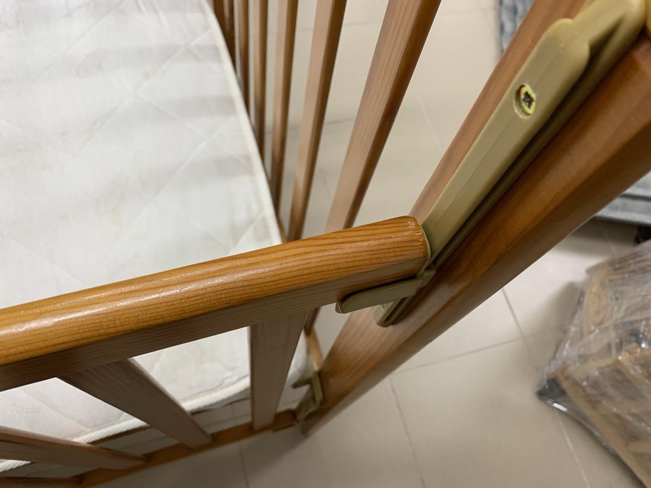 Berço em madeira maciça com grade que sobe e desce.