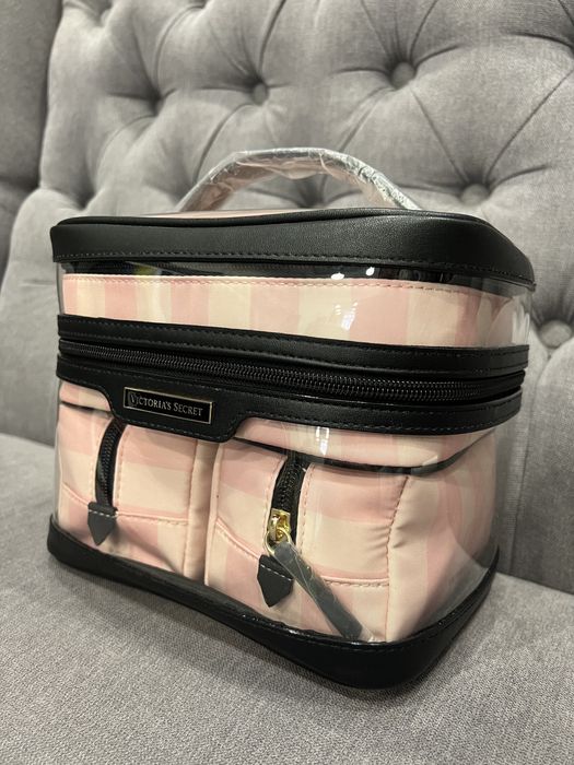 Набір косметичок 4-IN-1 TRAIN CASE ICONIC PINK  Victoria's Secret