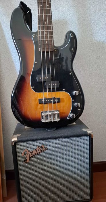 Baixo eléctrico fender