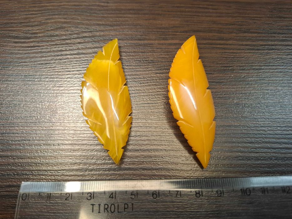 Dwa liście. Broszki bakelitowe wykonane w latach 60 XX wieku
