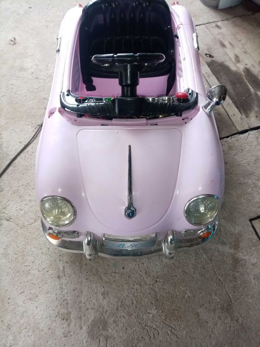 Samochodzik elektryczny dla dziewczynki