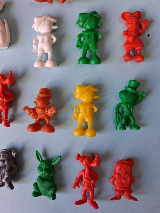 33 Bonecos monocromáticos Série WALT DISNEY . Ver fotos. Preço do lote.