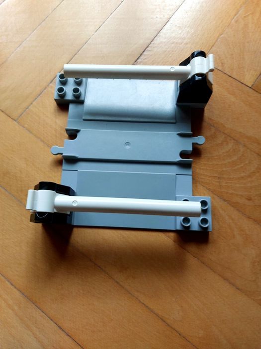 Przejazd  kolejowy peron lego duplo kolejka że szlabanami