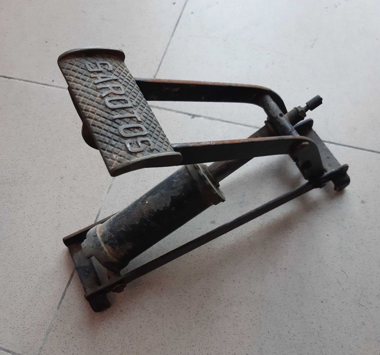 Máquina Antiga para encher pneus