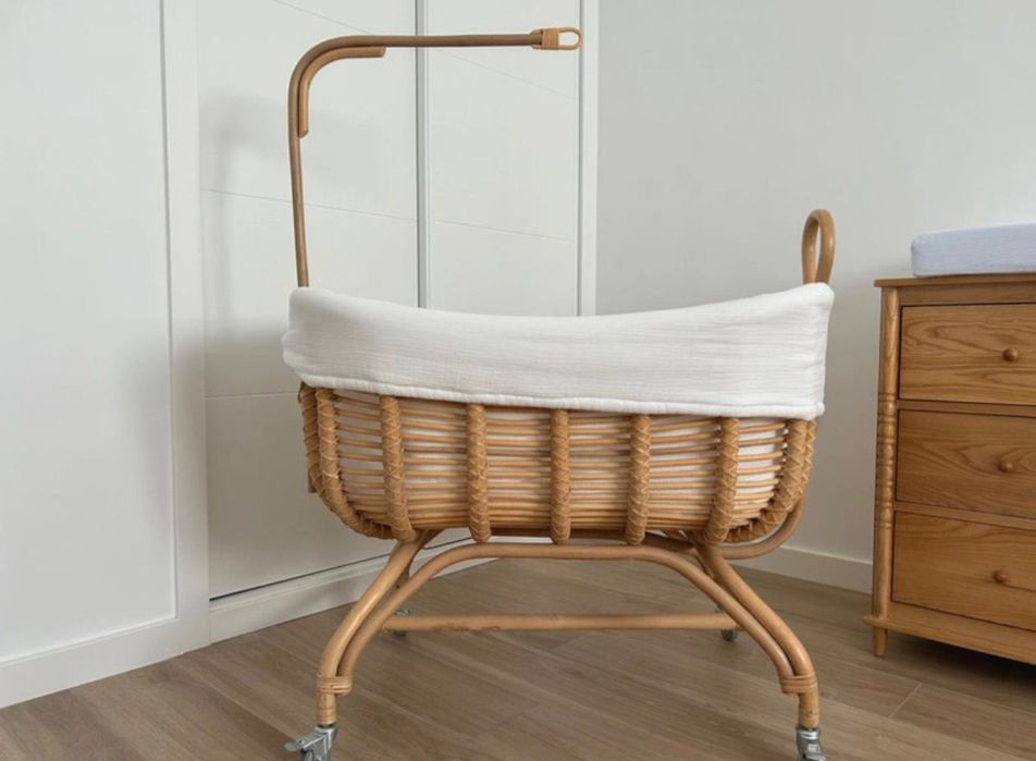 Berço em vime / ratá Zara Home. • Estrutura em verga. • Inclui dossel. • Base com rodízios para facilitar a movimentação.