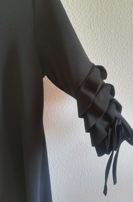 Vestido preto folhos M