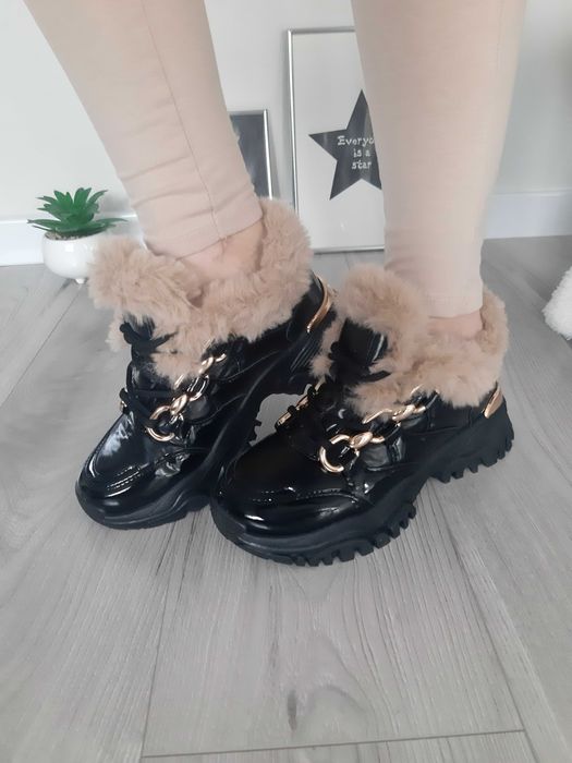 Adidasy czarne lakierowane z futerkiem 36 - 23 cm