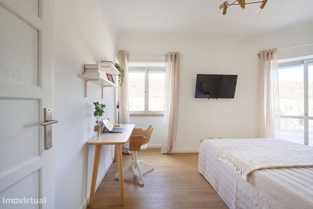 Quarto para Arrendar em T4 na Rua Mouzinho de Albuquerque - Damaia