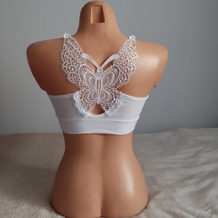 Biały biustonosz z efektownym tyłem.