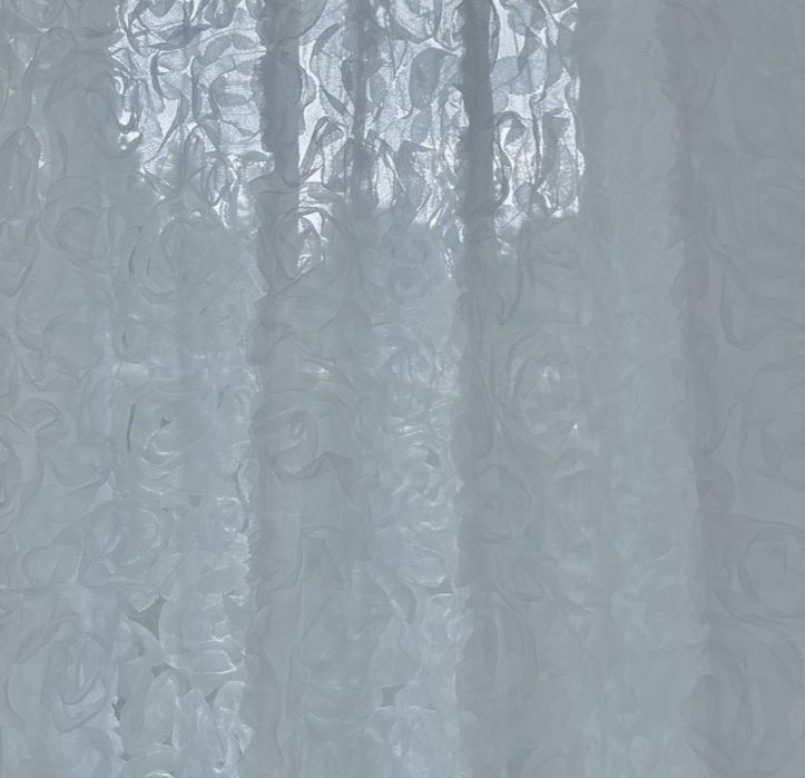 Piękna firana ciepły biały z różami 3D