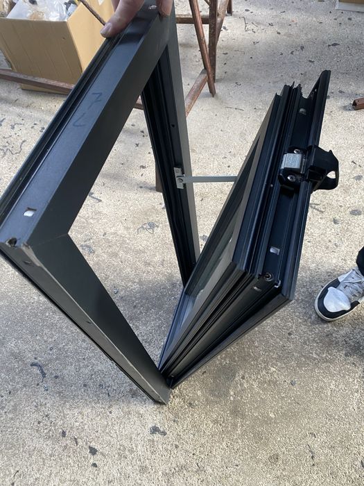 Janelas Basculantes c/ Vidro Duplo (Novas)