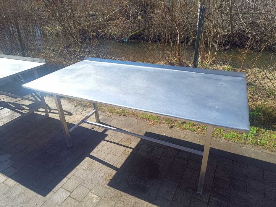 Stół produkcyjny ze stali nierdzewnej