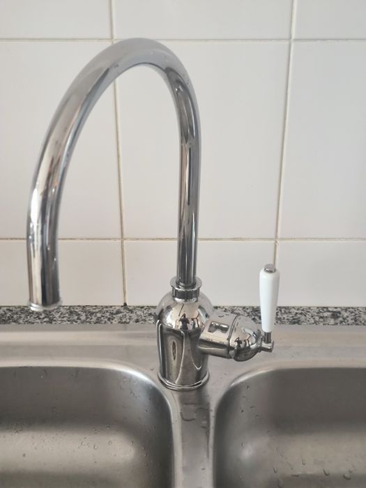 Cozinha armários+tampo em pedra+placa+banca+torneira+exaustor