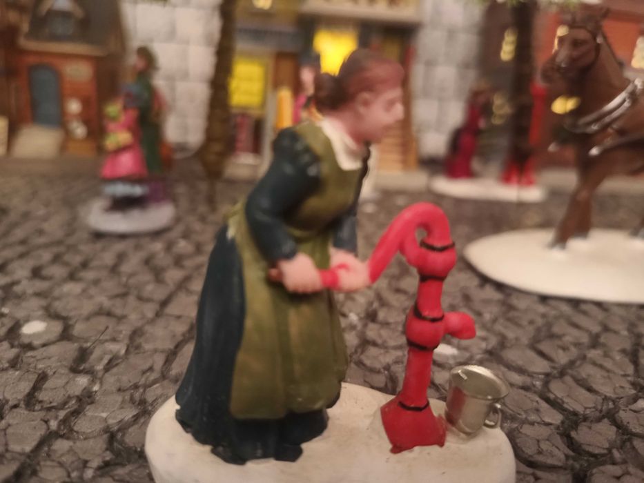 LEMAX figurki Pani z pompą, świąteczna wioska, miasteczko