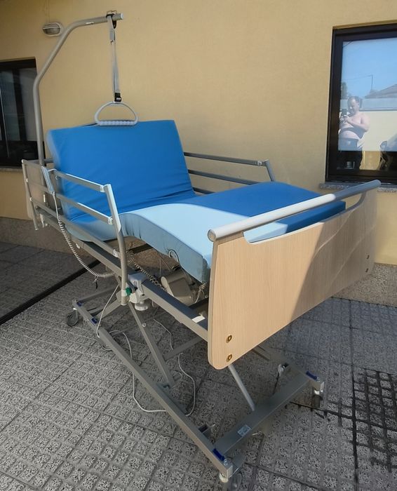 Cama articulada elétrica e elevatória hospitalar