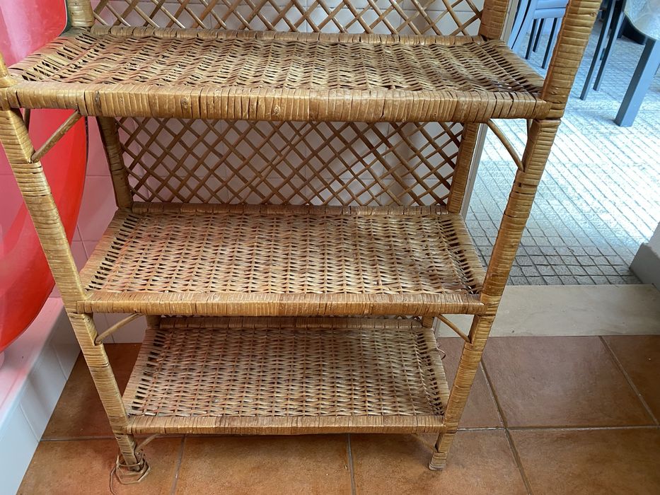 Estante em vime da ilha da madeira