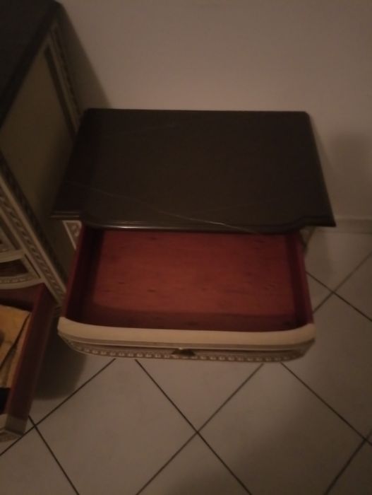 Cómoda e mesinhas de cabeceira vintage