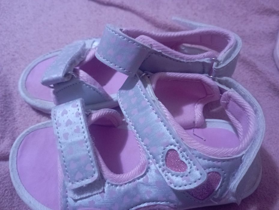 Sandálias rosa e chinelos