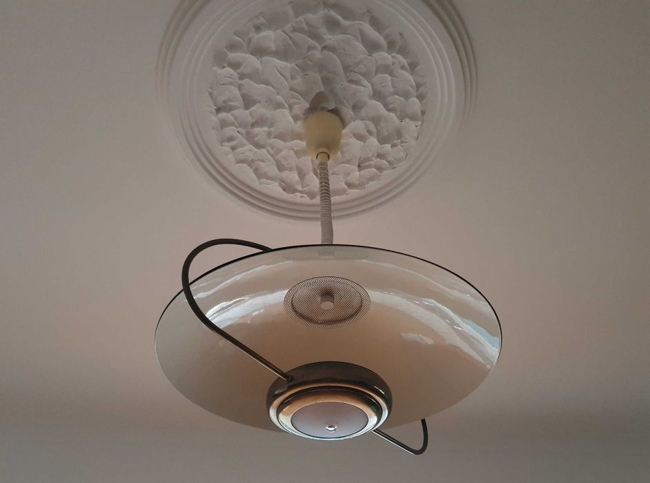 Belo Candeeiro de teto em bronze e vidro, com 57cm de envergadura
