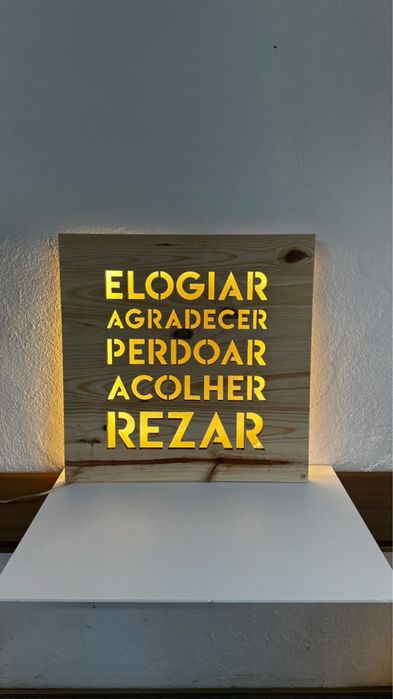 Quadro de madeira e luz