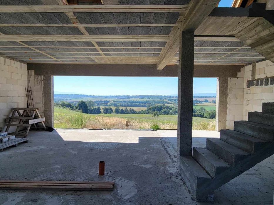 Malowniczo położony dom na wzgórzu