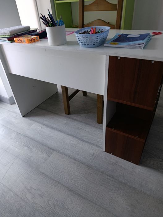 Стіл письмовий, добротний