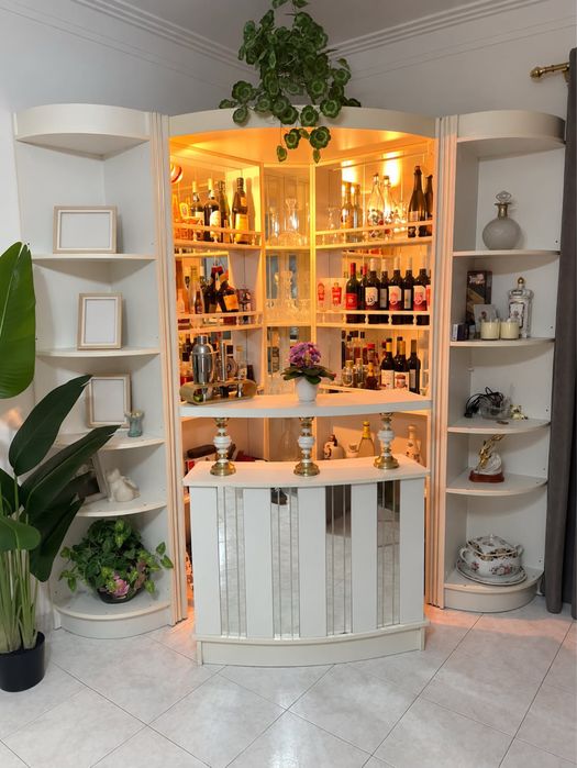 Bar de canto,com espelhos e iluminacão