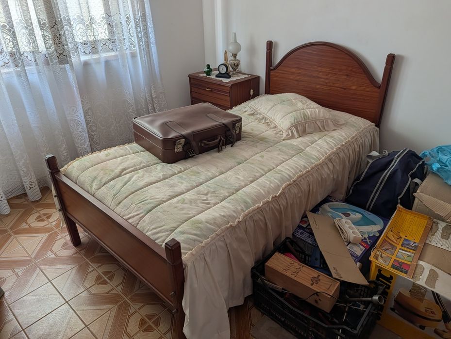 Quarto de solteiro em madeira maciça