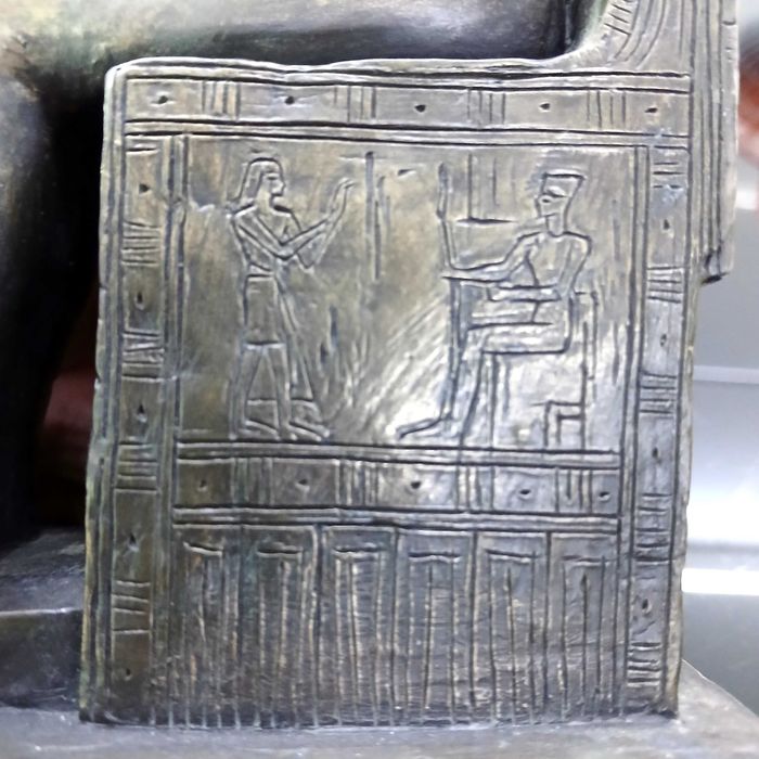 Artesanato Egípcio: Estatueta da deusa Ísis a amamentar Hórus bebé